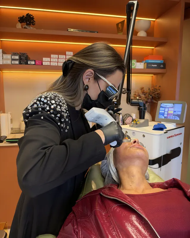 A Dra. Marina aplicando o laser de CO2 em uma paciente no consultório