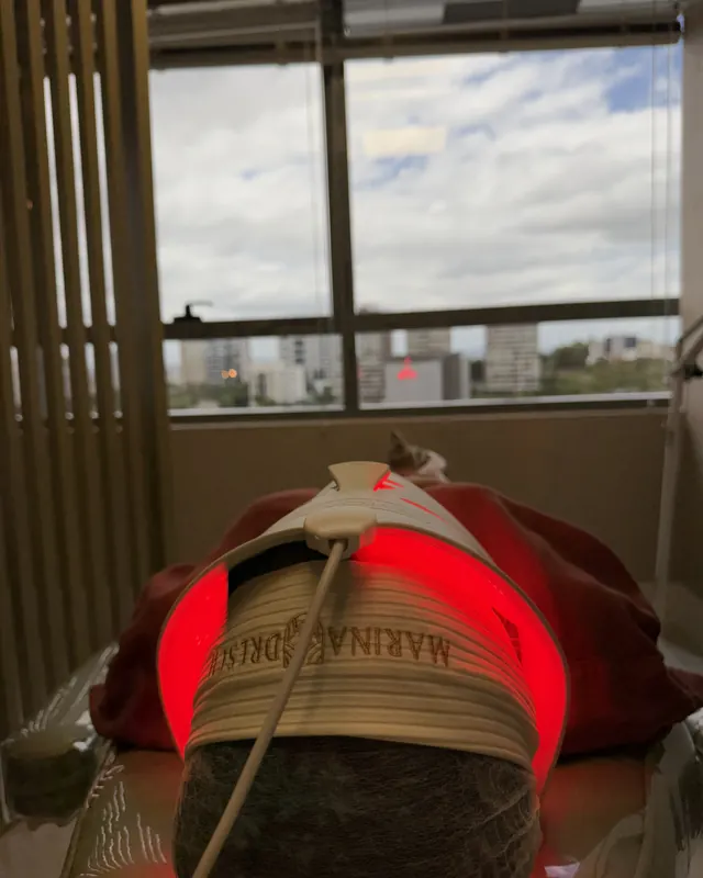 Etapa com luz de LED vermelha durante o protocolo no consultório